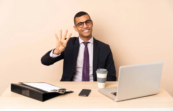 Ofisinde Dizüstü Bilgisayarı Diğer Belgeleri Olan Genç Bir Adamı Mutlu — Stok fotoğraf