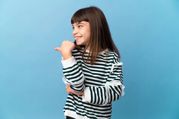 Menina Sobre Fundo Isolado Apontando Para Lado Para Apresentar Produto — Fotografia de Stock