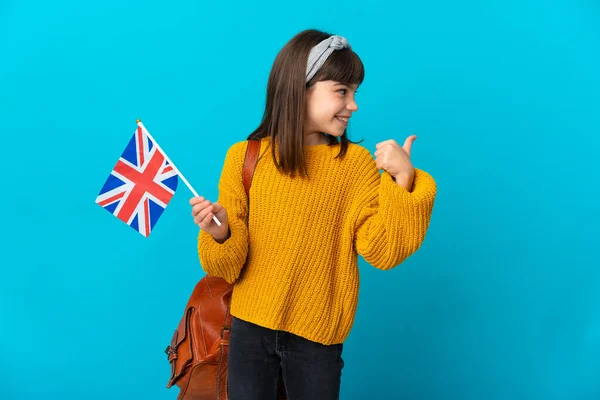 Malá Dívka Studuje Angličtinu Izolované Modrém Pozadí Ukazuje Straně Prezentovat — Stock fotografie