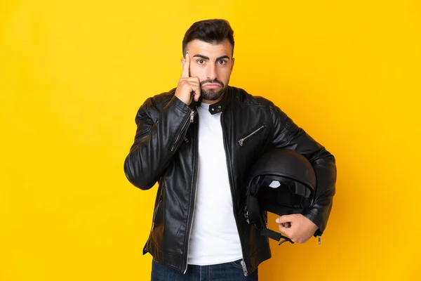 Homem Caucasiano Com Capacete Motocicleta Sobre Fundo Amarelo Isolado Pensando — Fotografia de Stock