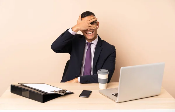 Ofisindeki Genç Adamı Dizüstü Bilgisayarı Diğer Belgelerle Gözlerini Kapatıyor Gülümsüyor — Stok fotoğraf