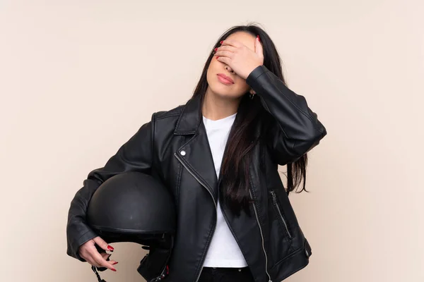 Junge Kolumbianerin Mit Motorradhelm Vor Isoliertem Hintergrund Der Die Augen — Stockfoto