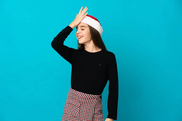 Bambina Con Cappello Natale Isolato Sfondo Blu Realizzato Qualcosa Intendere — Foto Stock