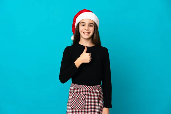 Bambina Con Cappello Natale Isolato Sfondo Blu Dando Pollice Gesto — Foto Stock