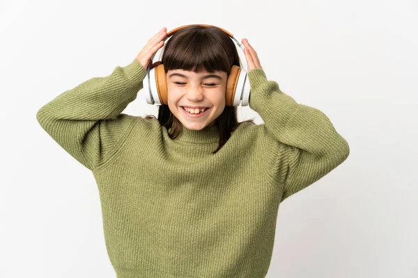 小さな女の子リスニング音楽とともにモバイル絶縁上の白い背景リスニング音楽 — ストック写真