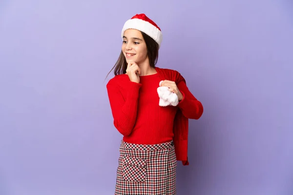 Menina Com Chapéu Saco Natal Isolado Fundo Roxo Olhando Para — Fotografia de Stock