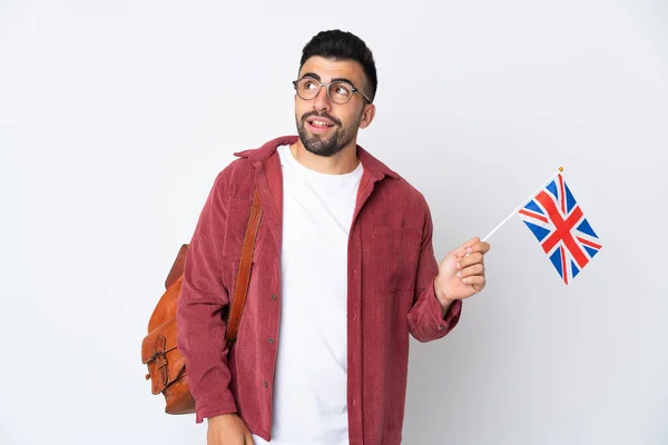 Jovem Hispânico Segurando Uma Bandeira Reino Unido Pensando Uma Ideia — Fotografia de Stock
