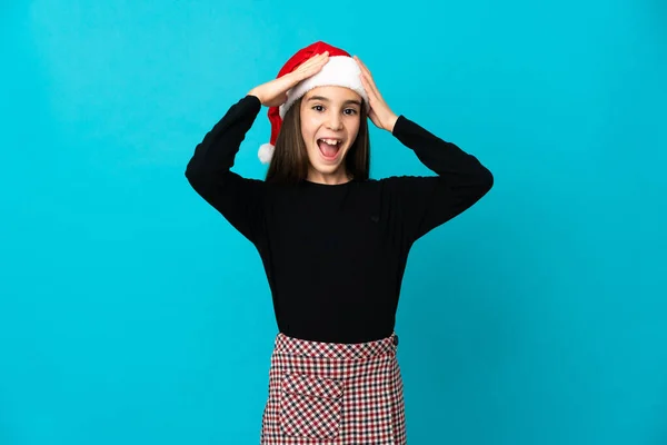 Petite Fille Avec Chapeau Noël Isolé Sur Fond Bleu Avec — Photo