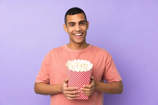 Jovem Afro Americano Sobre Isolado Fundo Azul Segurando Grande Balde — Fotografia de Stock