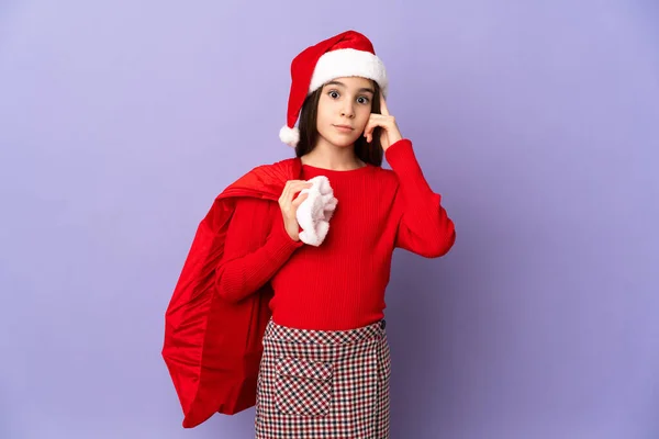 Petite Fille Avec Chapeau Sac Noël Isolé Sur Fond Violet — Photo