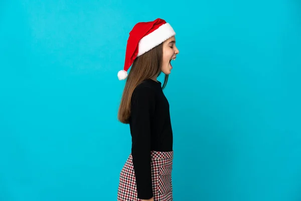 Niña Con Sombrero Navidad Aislado Sobre Fondo Azul Riendo Posición —  Fotos de Stock