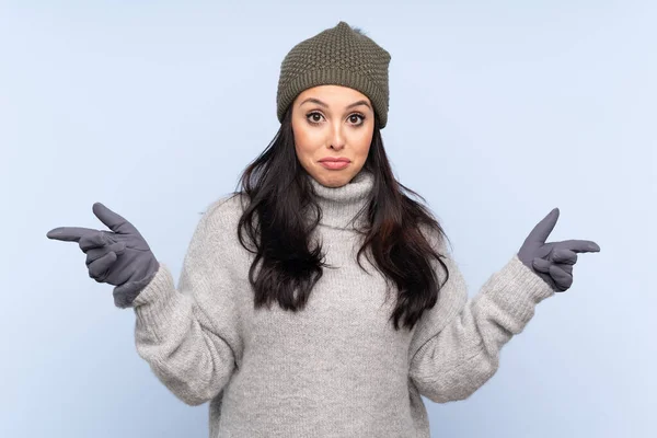 Joven Colombiana Con Sombrero Invierno Sobre Fondo Azul Aislado Apuntando — Foto de Stock