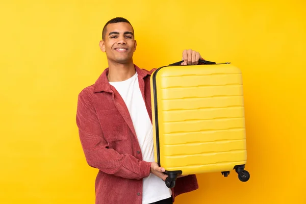 Joven Afroamericano Sobre Fondo Amarillo Aislado Vacaciones Con Maleta Viaje — Foto de Stock