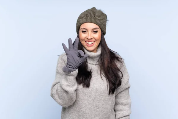 Menina Colombiana Com Chapéu Inverno Sobre Fundo Azul Isolado Mostrando — Fotografia de Stock