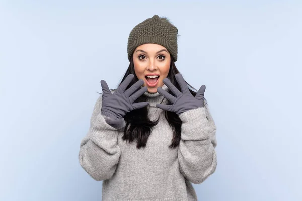 Giovane Ragazza Colombiana Con Cappello Invernale Sfondo Blu Isolato Con — Foto Stock