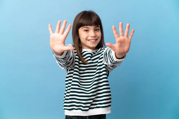 Liten Flicka Över Isolerad Bakgrund Räkna Tio Med Fingrar — Stockfoto