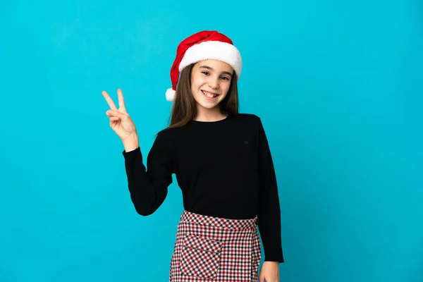 Menina Com Chapéu Natal Isolado Fundo Azul Sorrindo Mostrando Sinal — Fotografia de Stock