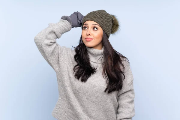 Joven Colombiana Con Sombrero Invierno Sobre Fondo Azul Aislado Que —  Fotos de Stock