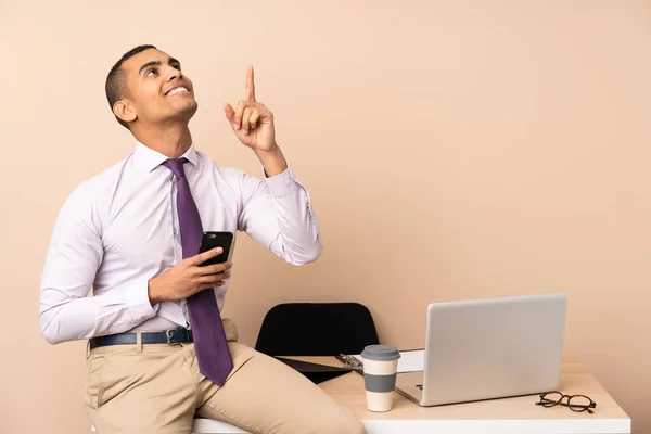 Ofisteki Genç Adamı Işaret Parmağıyla Işaret Etmek Harika Bir Fikir — Stok fotoğraf