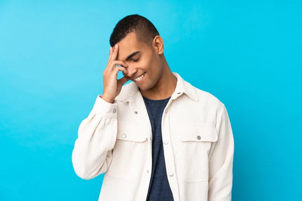 Genç Afro Amerikalı Adam Mavi Arka Planda Gülüyor — Stok fotoğraf