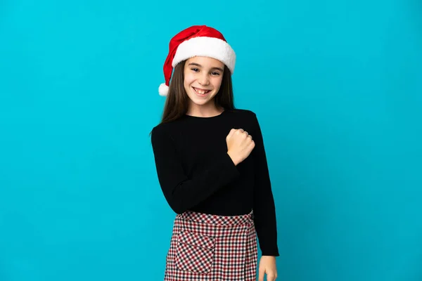 Kislány Karácsonyi Kalap Elszigetelt Kék Háttér Ünnepli Győzelem — Stock Fotó