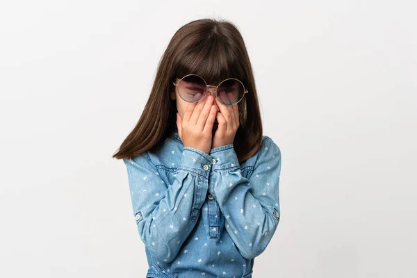 Güneş Gözlüklü Küçük Kız Yorgun Hasta Bir Ifadeyle Beyaz Arka — Stok fotoğraf