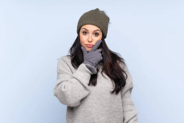 Jeune Colombienne Avec Chapeau Hiver Sur Fond Bleu Isolé Pensant — Photo