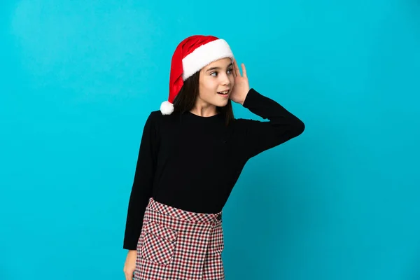 Menina Com Chapéu Natal Isolado Fundo Azul Ouvir Algo Colocando — Fotografia de Stock