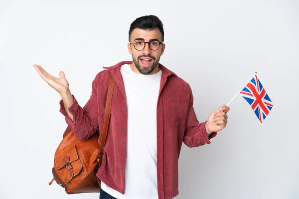 Junger Hispanischer Mann Mit Britischer Flagge Und Schockiertem Gesichtsausdruck — Stockfoto