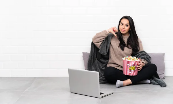 Giovane Ragazza Colombiana Possesso Una Ciotola Popcorn Mostrando Film Computer — Foto Stock
