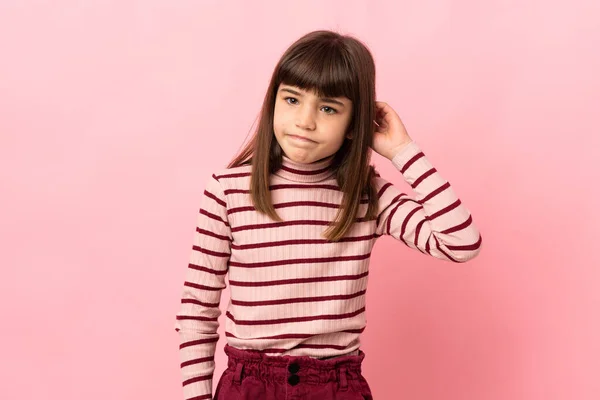 Kleines Mädchen Auf Rosa Hintergrund Mit Zweifeln Isoliert — Stockfoto