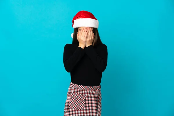 Niña Con Sombrero Navidad Aislado Sobre Fondo Azul Con Expresión — Foto de Stock