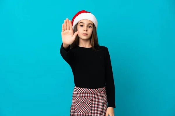 Liten Flicka Med Julen Hatt Isolerad Blå Bakgrund Gör Stopp — Stockfoto