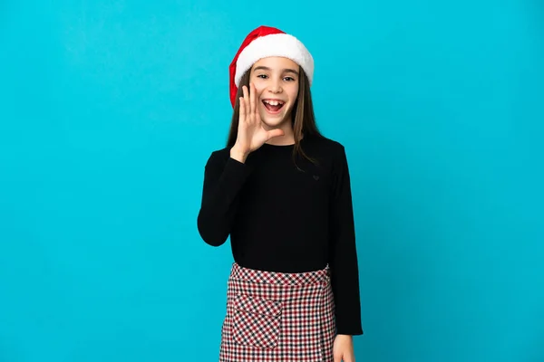 Petite Fille Avec Chapeau Noël Isolé Sur Fond Bleu Criant — Photo