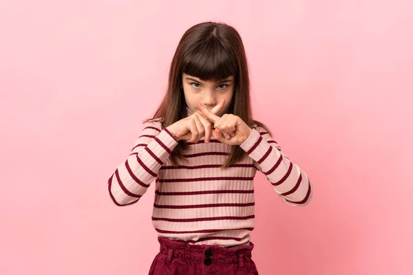 Bambina Isolata Sfondo Rosa Che Mostra Segno Silenzio Gesto — Foto Stock