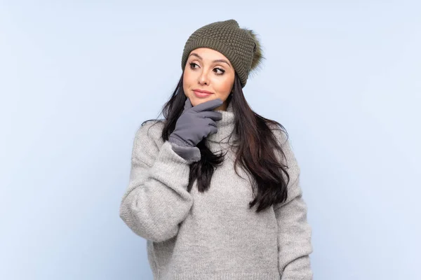 Menina Colombiana Com Chapéu Inverno Sobre Fundo Azul Isolado Pensando — Fotografia de Stock