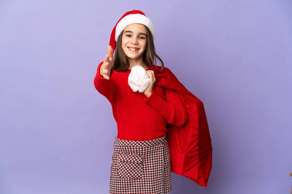 Kleines Mädchen Mit Hut Und Weihnachtssack Auf Violettem Hintergrund Das — Stockfoto
