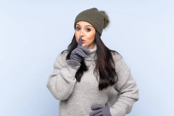 Jovem Colombiana Com Chapéu Inverno Sobre Fundo Azul Isolado Fazendo — Fotografia de Stock