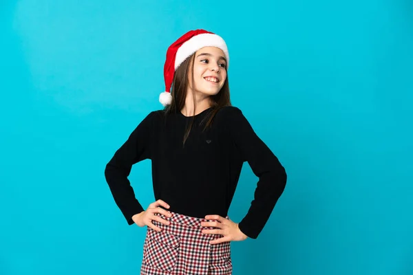 Petite Fille Avec Chapeau Noël Isolé Sur Fond Bleu Posant — Photo