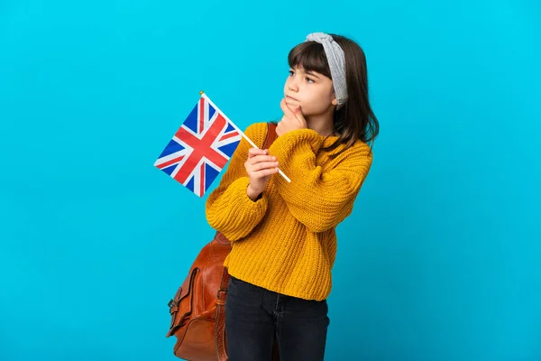 Маленька Дівчинка Яка Вивчає Англійську Ізольовану Синьому Фоні Сумнівається — стокове фото