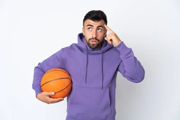 Hombre Jugando Baloncesto Sobre Pared Blanca Aislada Teniendo Dudas Pensando —  Fotos de Stock