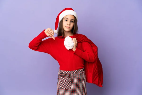 Petite Fille Avec Chapeau Sac Noël Isolé Sur Fond Violet — Photo