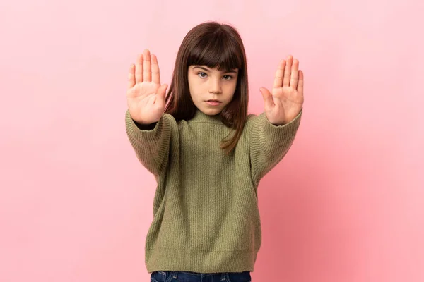 Malá Dívka Izolované Růžovém Pozadí Dělat Stop Gesto Zklamání — Stock fotografie