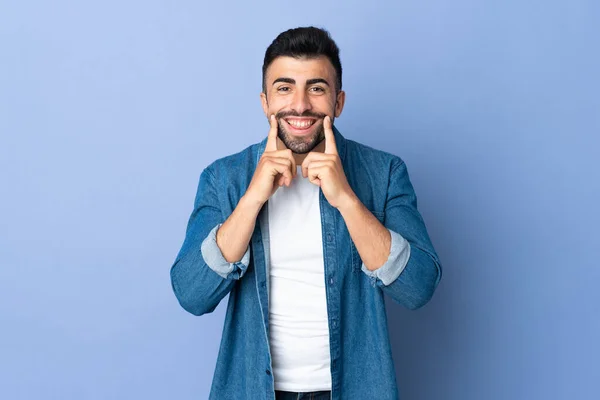 Hombre Caucásico Sobre Fondo Azul Aislado Sonriendo Con Una Expresión — Foto de Stock