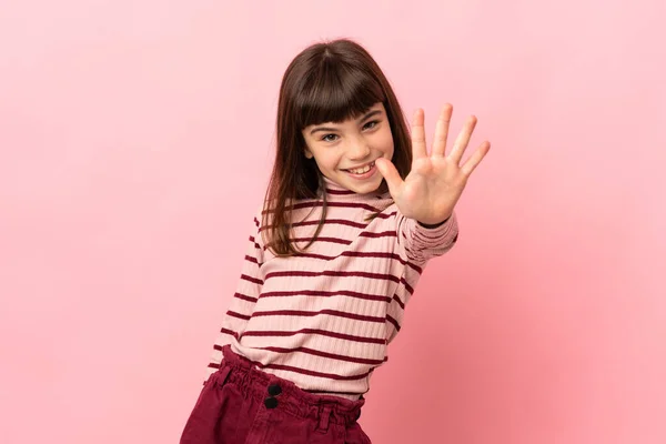 Niña Aislada Sobre Fondo Rosa Contando Cinco Con Los Dedos — Foto de Stock