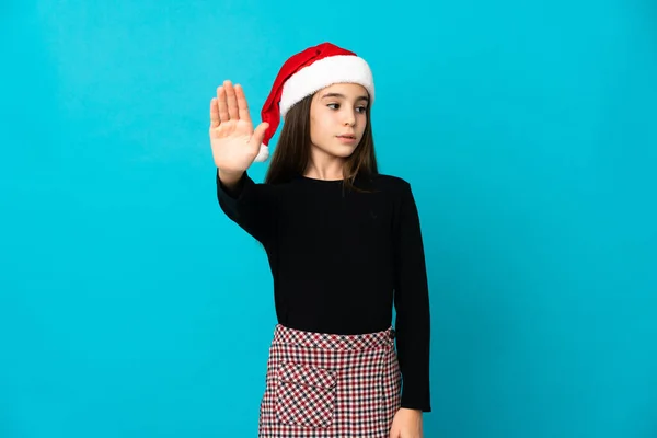Niña Con Sombrero Navidad Aislado Sobre Fondo Azul Haciendo Gesto — Foto de Stock