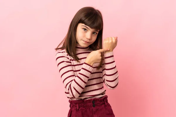 Niña Aislada Sobre Fondo Rosa Haciendo Gesto Llegar Tarde — Foto de Stock