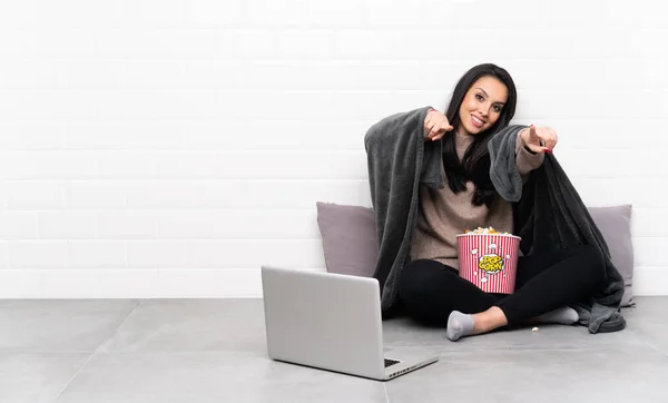 Giovane Ragazza Colombiana Possesso Una Ciotola Popcorn Mostrando Film Computer — Foto Stock