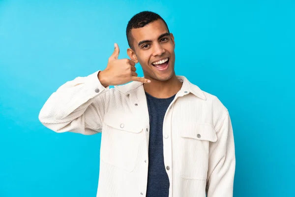 Jovem Afro Americano Sobre Fundo Azul Isolado Fazendo Gesto Telefone — Fotografia de Stock