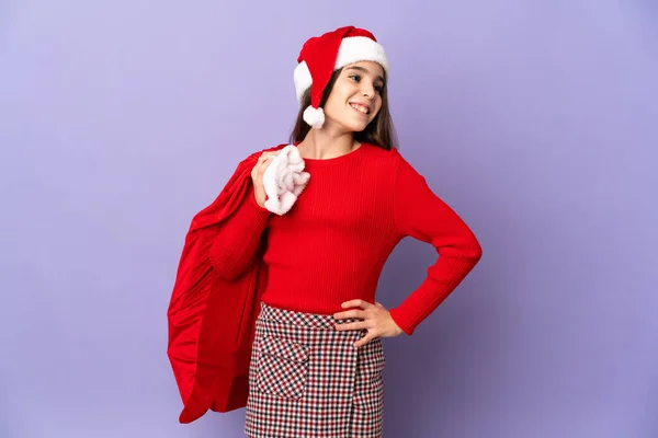 Petite Fille Avec Chapeau Sac Noël Isolé Sur Fond Violet — Photo